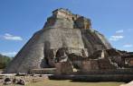 O famoso Templo do Adivinho visto por trás, nas ruínas mayas de Uxmal, no Yucatán, sul do México